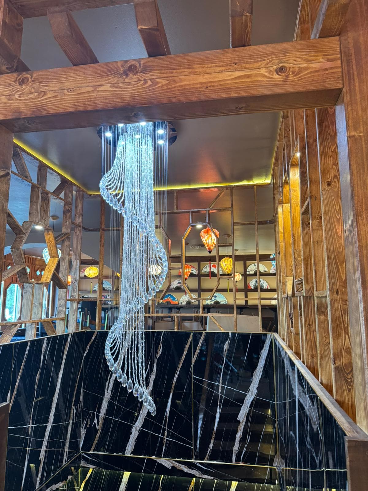Holzdetails und Restaurantambiente